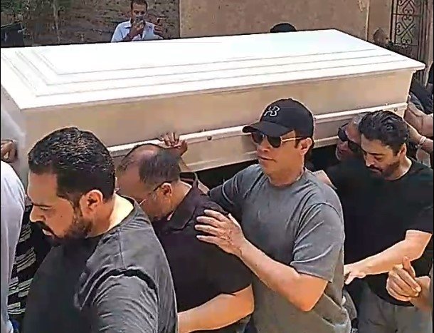 ابرز الفنانين المودعين لجثمان علاء عبد الخالق وصلاة الجنازة عليه