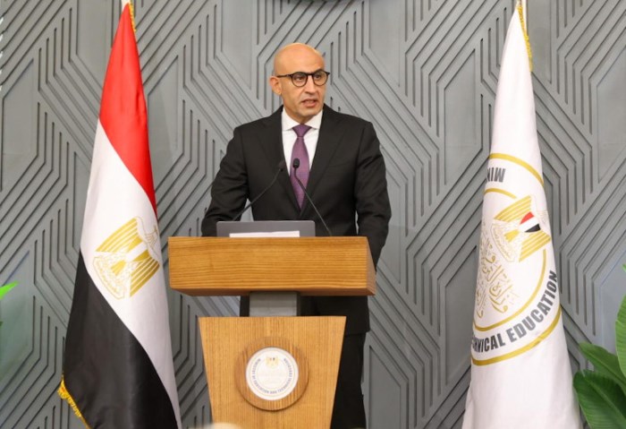 وزير التربية والتعليم والتعليم الفني محمد عبد اللطيف
