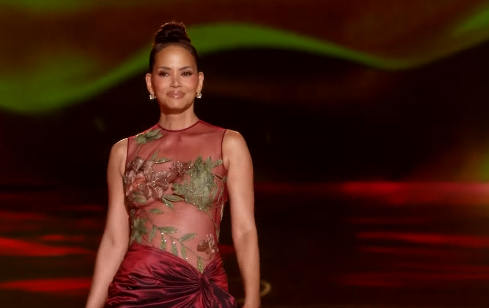 هالي بيري تتألق في عرض إيلي صعب بالرياض.. احتفاء بذكريات الأوسكار - هنا مصر