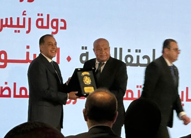 مدبولي يكرم علي المصليحي