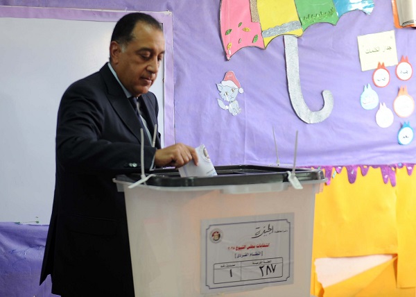 رئيس الوزراء يدلي بصوته