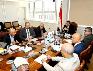 وزير الاسكانوالمرافق والمجتمعات العمرانية شركة أوراسكوم بضرورة الالتزام بمواعيد تسليم الوحدات السكنية للمواطنين الحاجزين.