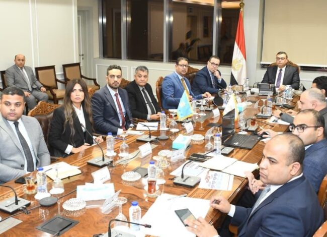 اجتماع المهندس شريف الشربيني، مع مسئولي قطاع التخطيط والمشروعات بهيئة المجتمعات العمرانية الجديدة