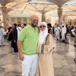 حاتم صلاح وزوجته في العمرة