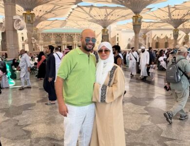 حاتم صلاح وزوجته في العمرة
