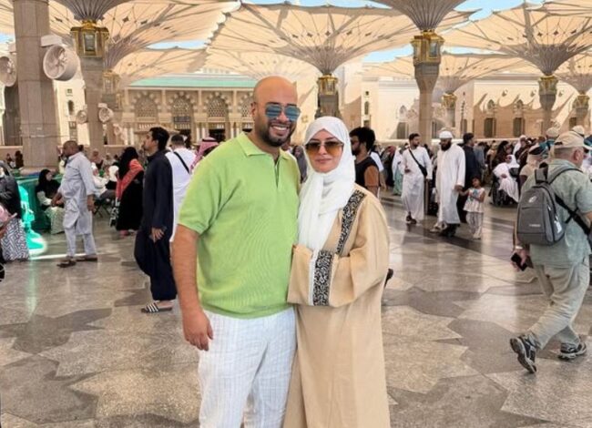 حاتم صلاح وزوجته في العمرة