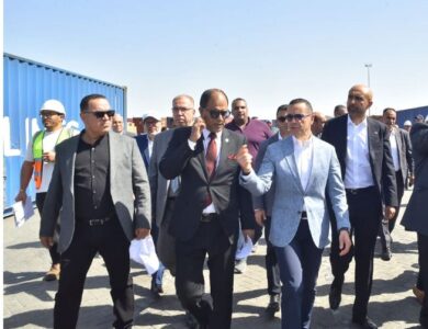 المهندس حسن الخطيب وزير الاستثمار والتجارة الخارجية بجولة تفقدية لميناء العين السخنة