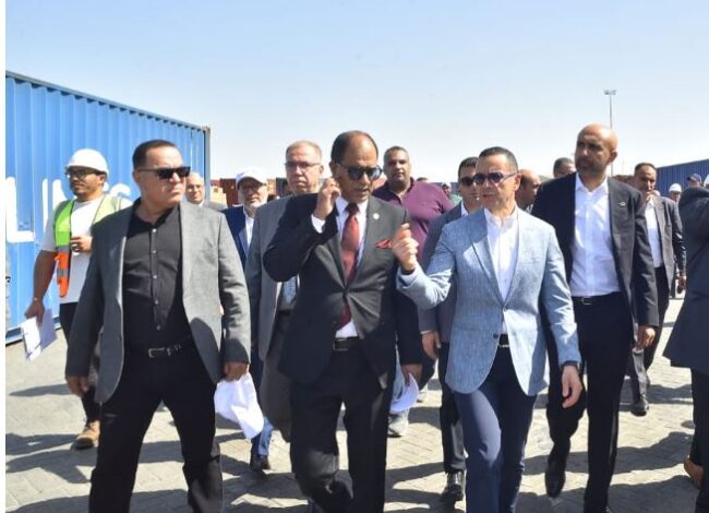 المهندس حسن الخطيب وزير الاستثمار والتجارة الخارجية بجولة تفقدية لميناء العين السخنة