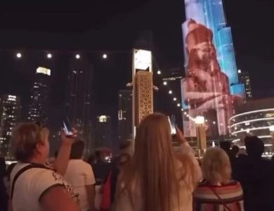 برج خليفة يحتفل بافتتاح المتحف المصري