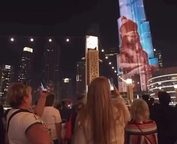 برج خليفة يحتفل بافتتاح المتحف المصري