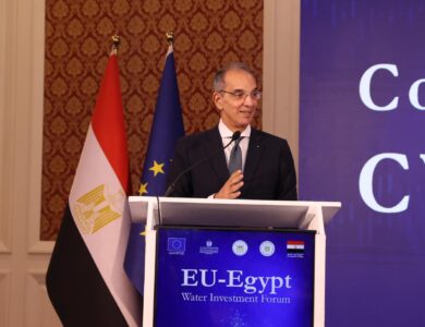 أكد الدكتور عمرو طلعت، وزير الاتصالات وتكنولوجيا المعلومات، أن التعاون بين وزارتي الاتصالات وتكنولوجيا المعلومات، والموارد المائية والري، يشهد تنفيذ عدد من المشروعات الرائدة لتوظيف تقنيات الذكاء الاصطناعي وتكنولوجيا المعلومات في إدارة الموارد المائية بمصر.