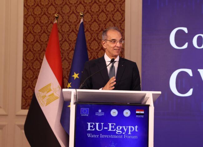 أكد الدكتور عمرو طلعت، وزير الاتصالات وتكنولوجيا المعلومات، أن التعاون بين وزارتي الاتصالات وتكنولوجيا المعلومات، والموارد المائية والري، يشهد تنفيذ عدد من المشروعات الرائدة لتوظيف تقنيات الذكاء الاصطناعي وتكنولوجيا المعلومات في إدارة الموارد المائية بمصر.