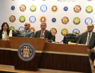 حوار مفتوح بين مسئولي الجمارك وممثلي 250 شركة من المجتمع التجاري