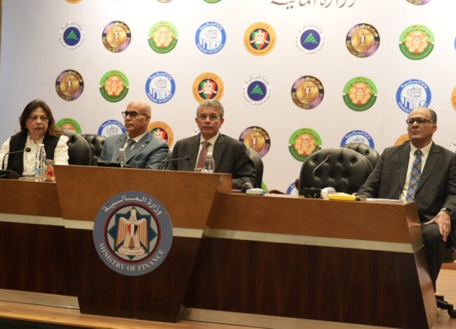 حوار مفتوح بين مسئولي الجمارك وممثلي 250 شركة من المجتمع التجاري