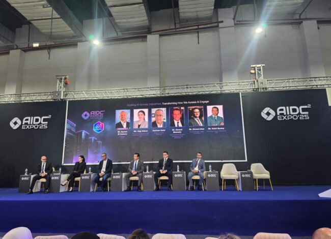 جلسة نقاضية حول وسيع نطاق الذكاء الاصطناعي عبر الصناعات في Cairo ICT 2025