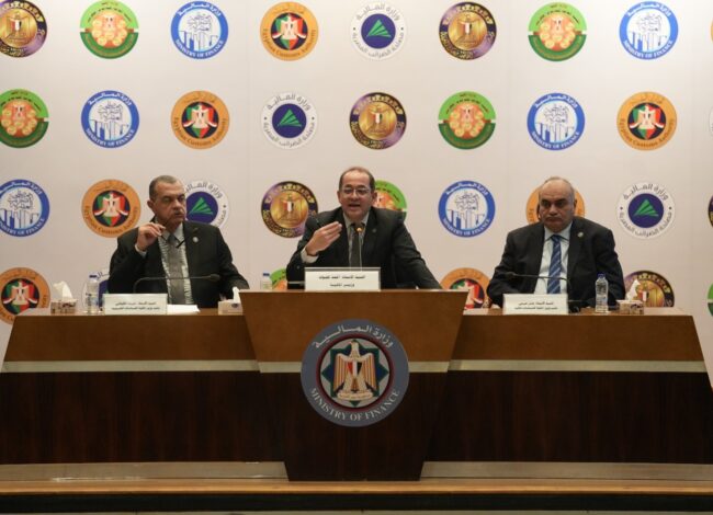 زير المالية خلال حوار مفتوح مع خريجي مبادرات إعداد الكوادر البشرية من العاملين بوزارة المالية