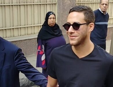 رمضان صبحي في طريقه إلى المحكمة