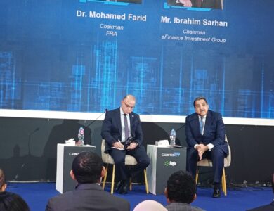 إبراهيم سرحان رئيس مجموعة eFinance والدكتور محمد فريد رئيس الهيئة العامة للرقابة المالية خلال جلسة نقاشية بمؤتمر Cairo ICT