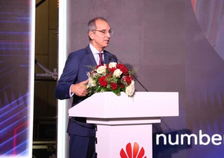 وزير الاتصالات في احتفالية هواوي