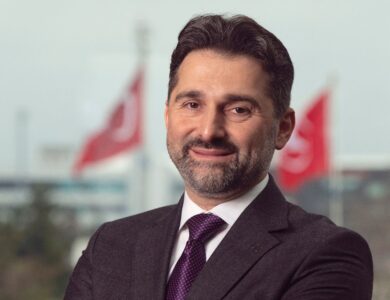 د. مراد شيكر، المدير المالي وعضو مجلس الإدارة واللجنة التنفيذية في الخطوط الجوية التركية