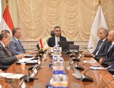 أكد الدكتور شريف فاروق، وزير التموين والتجارة الداخلية، خلال اجتماع موسع عقد اليوم بمقر الوزارة بالعاصمة الجديدة، على أهمية ضمان توافر السلع الأساسية في الأسواق قبل شهر رمضان