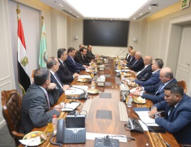 بدأت الحكومة خطوات عملية لتعزيز الإنتاج المحلي من الدواجن وبيض المائدة قبل حلول شهر رمضان. في إطار خطة شاملة تهدف إلى ضبط الأسعار وتقليل الاعتماد على الاستيراد وتوفير السلع الأساسية للمواطنين بأسعار مناسبة. وجاء ذلك خلال اجتماع موسع ضم علاء فاروق وزير الزراعة واستصلاح الأراضي والدكتور شريف فاروق وز