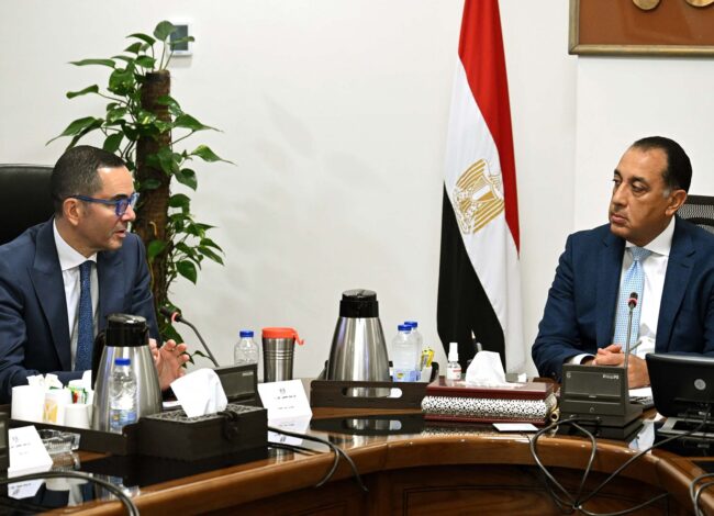 رئيس الوزراء في اجتماعه مع وزير الاستثمار لمناقشة حصاد 2025