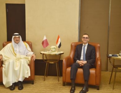 وزير الاستثمار والتجارة الخارجية يلتقي مع وزير الدولة القطري لشؤون التجارة الخارجية