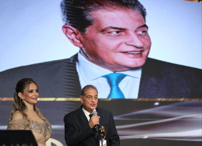 تكريم الإعلامي أسامة كمال في ملتقى التميز والإبداع العربي 2025