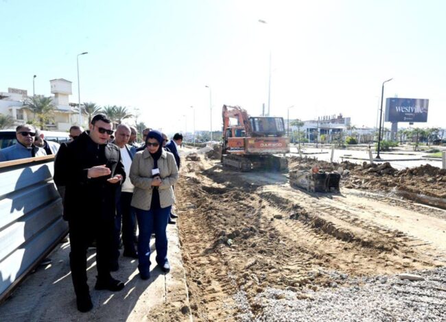 وزير الإسكان يتفقد تطوير الطرق والمحاور بمدينة الشيخ زايد