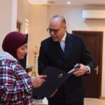 وزير العمل مع صاحبة فيديو التخلي عن أبنائها الأربعة