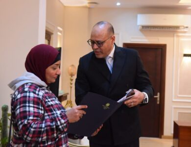 وزير العمل مع صاحبة فيديو التخلي عن أبنائها الأربعة