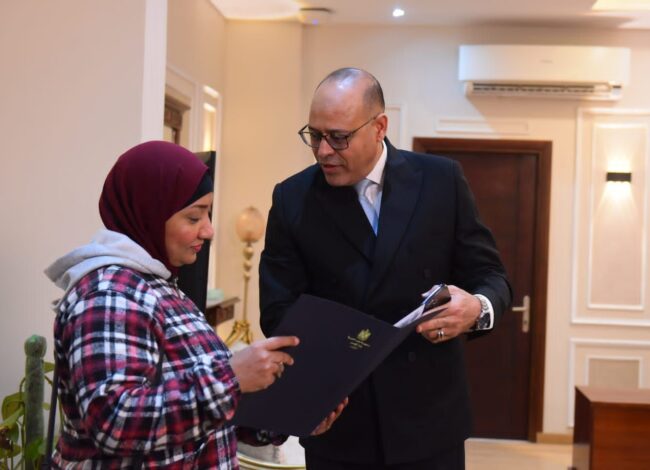 وزير العمل مع صاحبة فيديو التخلي عن أبنائها الأربعة