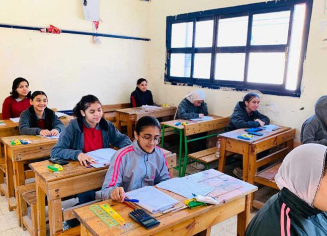 حذرت المديريات التعليمية طلاب الصف الثالث الإعدادي الذين لم يقوموا حتى الآن بتسجيل استمارة التقدم لامتحانات نصف العام، من التأخر في استكمال بياناتهم الإلكترونية. حيث أكدت أن تسجيل الاستمارة شرط أساسي لدخول الامتحانات،