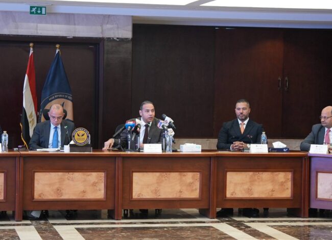 الدكتور إسلام عزام رئيس البورصة المصرية