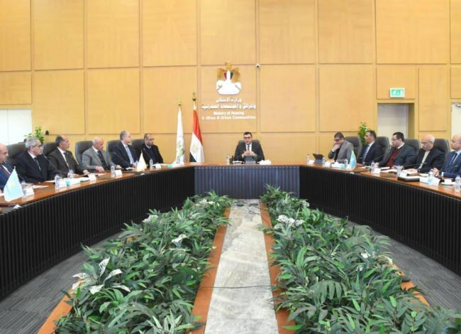 وزير الإسكان يتابع مستجدات منطقة الأعمال المركزية بالعاصمة الجديدة وأبراج وبحيرات “داون تاون” بالعلمين الجديدة