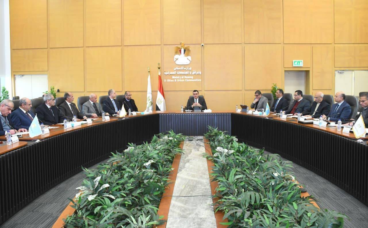 وزير الإسكان يتابع مستجدات منطقة الأعمال المركزية بالعاصمة الجديدة وأبراج وبحيرات “داون تاون” بالعلمين الجديدة