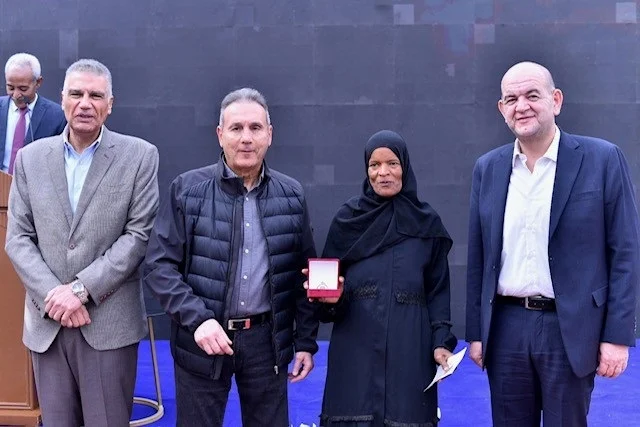 "البنك الأهلي" يسلم عددًا من البيوت والمشروعات الصغيرة للمستفيدين في أسوان