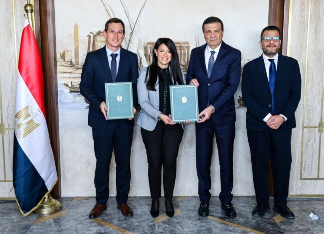 وزيرة التخطيط توقع مذكرة تفاهم مع شركة "شنايدر إلكتريك"