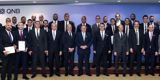 احتفل QNB مصر بتخريج دفعة جديدة من موظفيه الذين استكملوا بنجاح البرنامج التدريبي التخصصي في الخدمات المالية الموجهة لقطاع المشروعات الصغيرة والمتوسطة ومتناهية الصغر.
