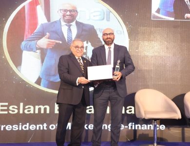 إسلام الجمل نائب رئيس قطاع التسويق بمجموعة إي فاينانس يتسلم جائزة تكنوتايم للتميز 2025