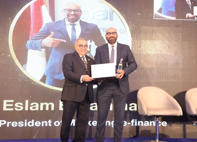 إسلام الجمل نائب رئيس قطاع التسويق بمجموعة إي فاينانس يتسلم جائزة تكنوتايم للتميز 2025