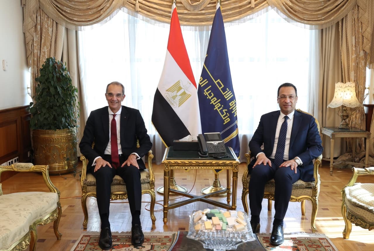 المهندس رأفت هندي وزير الاتصالات وتكنولوجيا المعلومات والدكتور عمرو طلعت وزير الاتصالات وتكنولوجيا المعلومات السابق