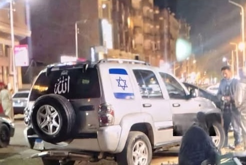 سيارة تحمل علم إسرائيل في كرداسة