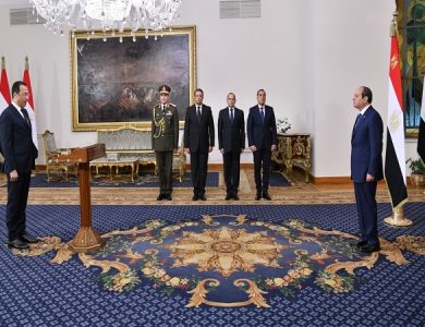 "رأفت هندي" وزير الاتصالات الجديد أثناء حلف اليمين