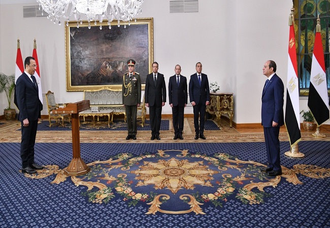 "رأفت هندي" وزير الاتصالات الجديد أثناء حلف اليمين