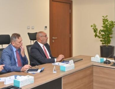 وزير الاستثمار والتجارة الخارجية يجتمع بمسئولي شركات السكر