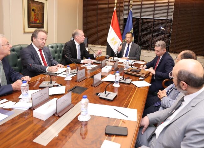 وزير الاتصالات يتفق مع HMD العالمية على خطط تصنيع وتصدير “هواتف نوكيا” من مصر