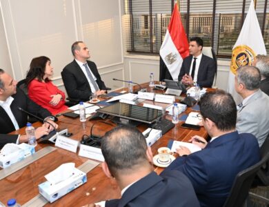 المهندس خالد هاشم وزير الصناعة مع مسؤولي شركة كوكاكولا هيلينك مصر