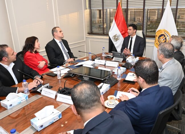 المهندس خالد هاشم وزير الصناعة مع مسؤولي شركة كوكاكولا هيلينك مصر